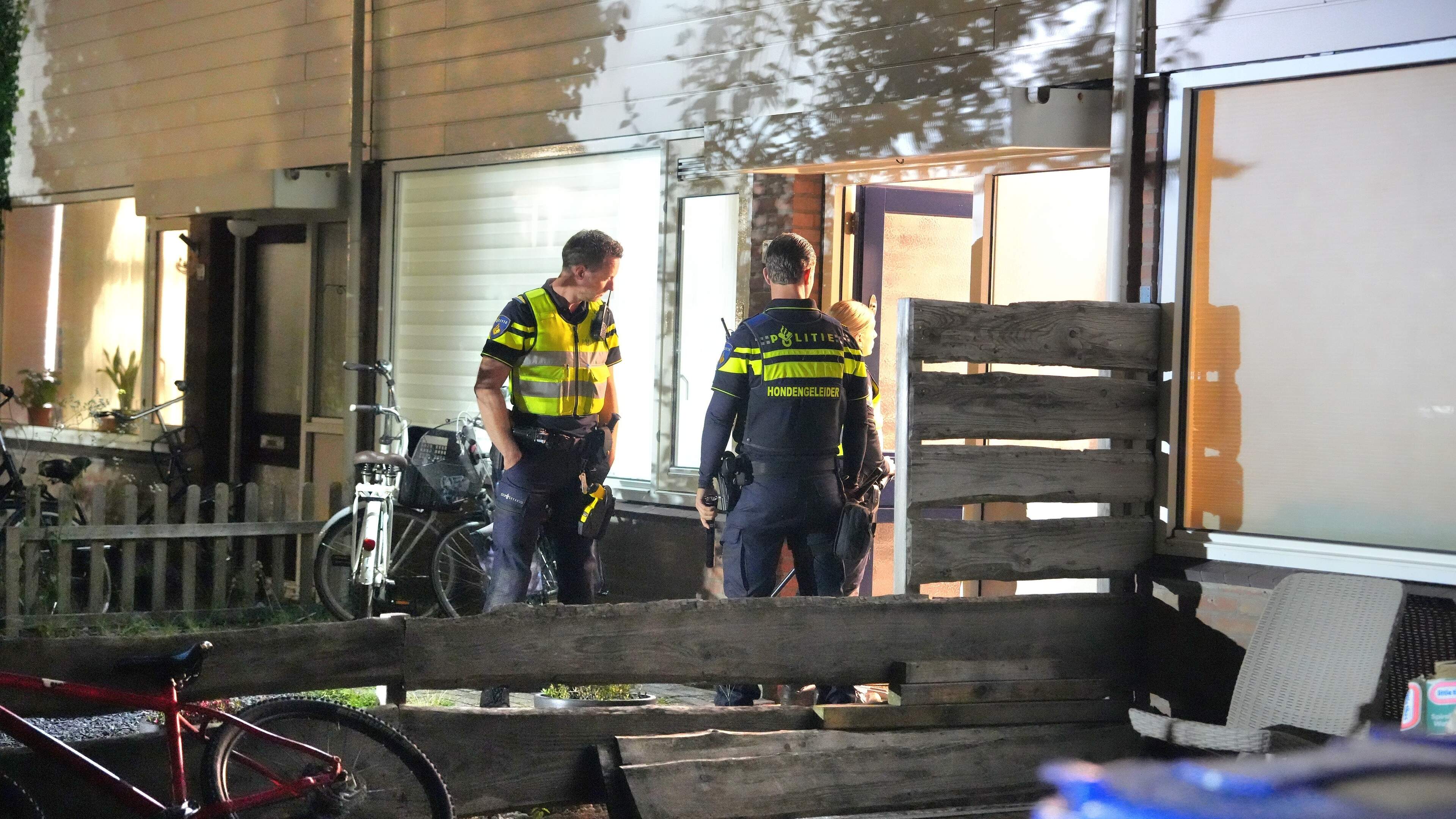 Politie rukt uit voor steekpartij aan de Pieter de Hoochstraat in Meppel. ’Onderling conflict tussen